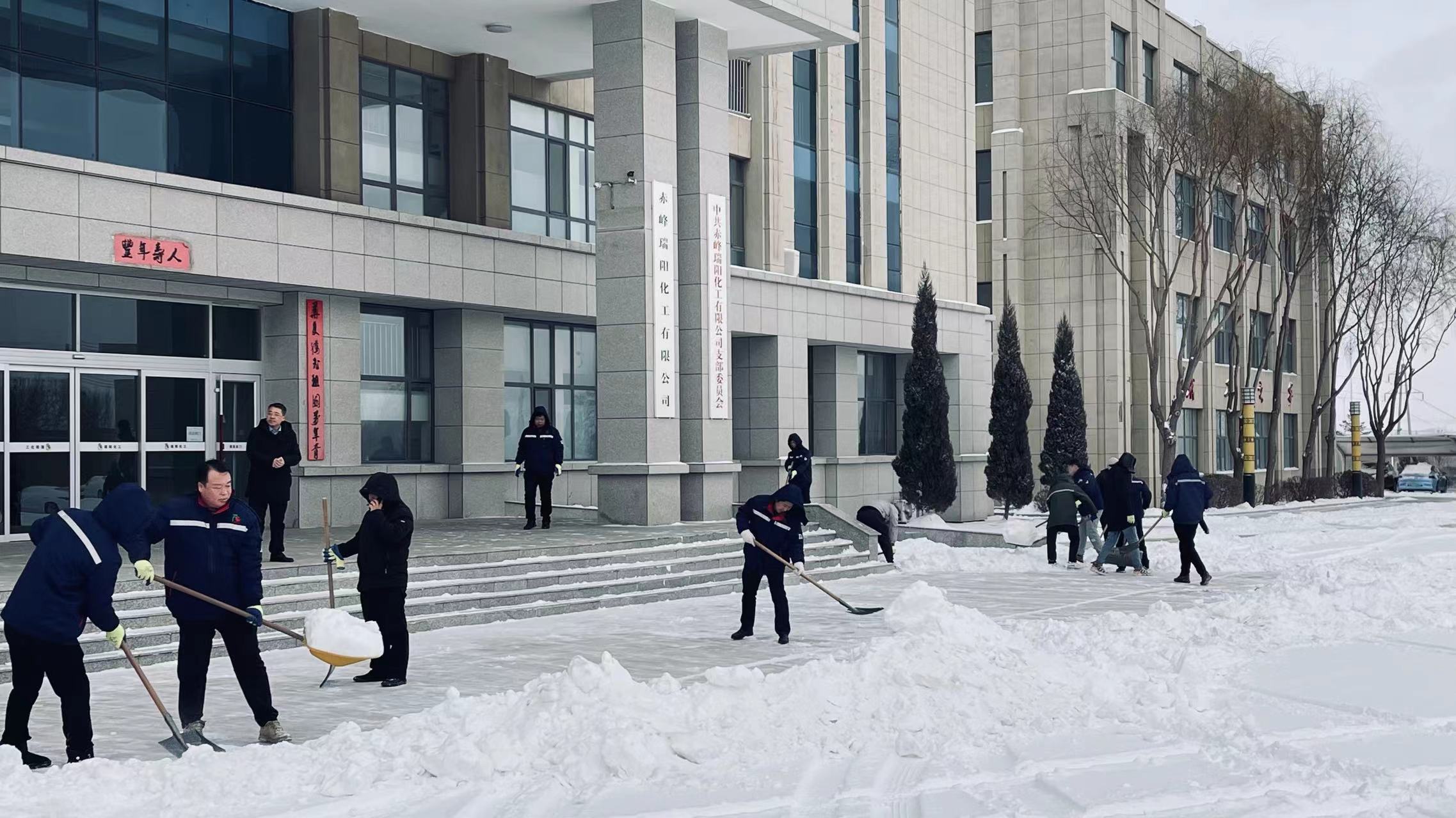 不畏嚴(yán)寒，除雪保安全出行