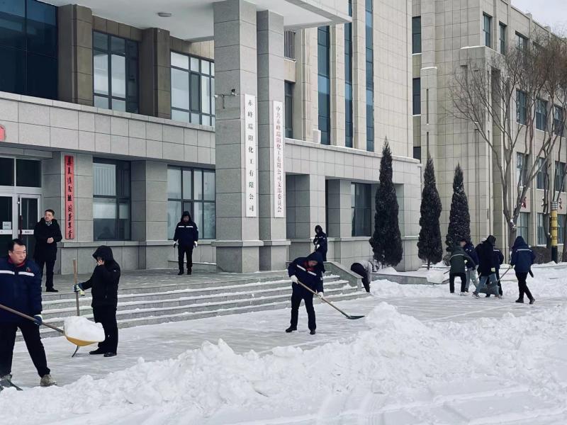 不畏嚴寒，除雪保安全出行